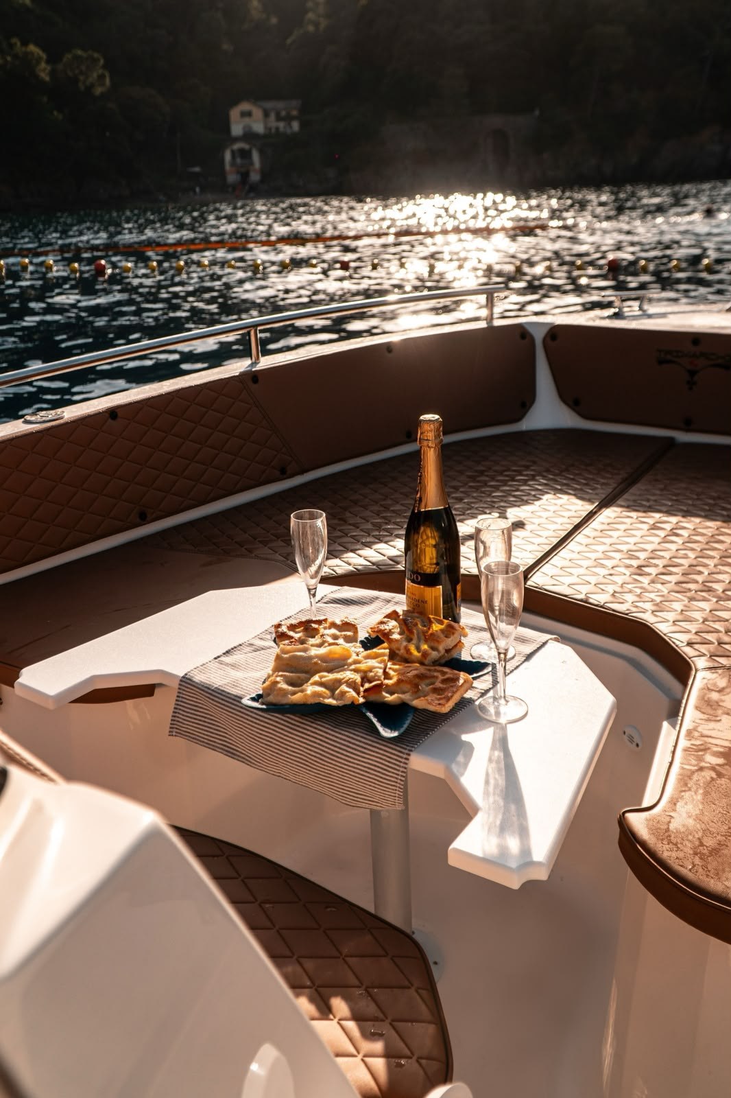 Aperitivo con prosecco a bordo al tramonto
